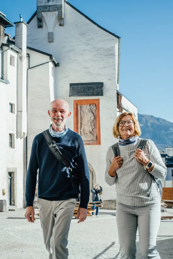 Besucher Ehepaar im Burghof
